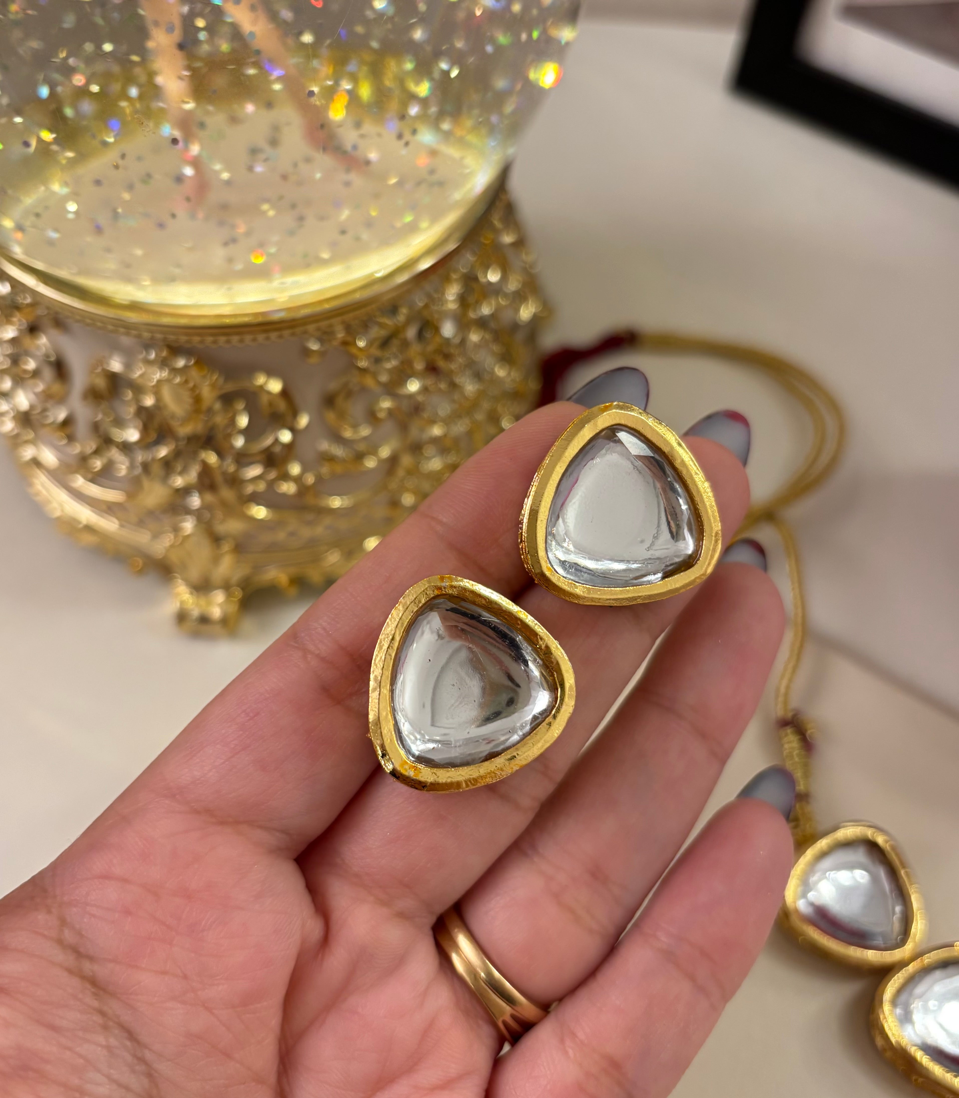 Sleek Kundan Necklace With Stud