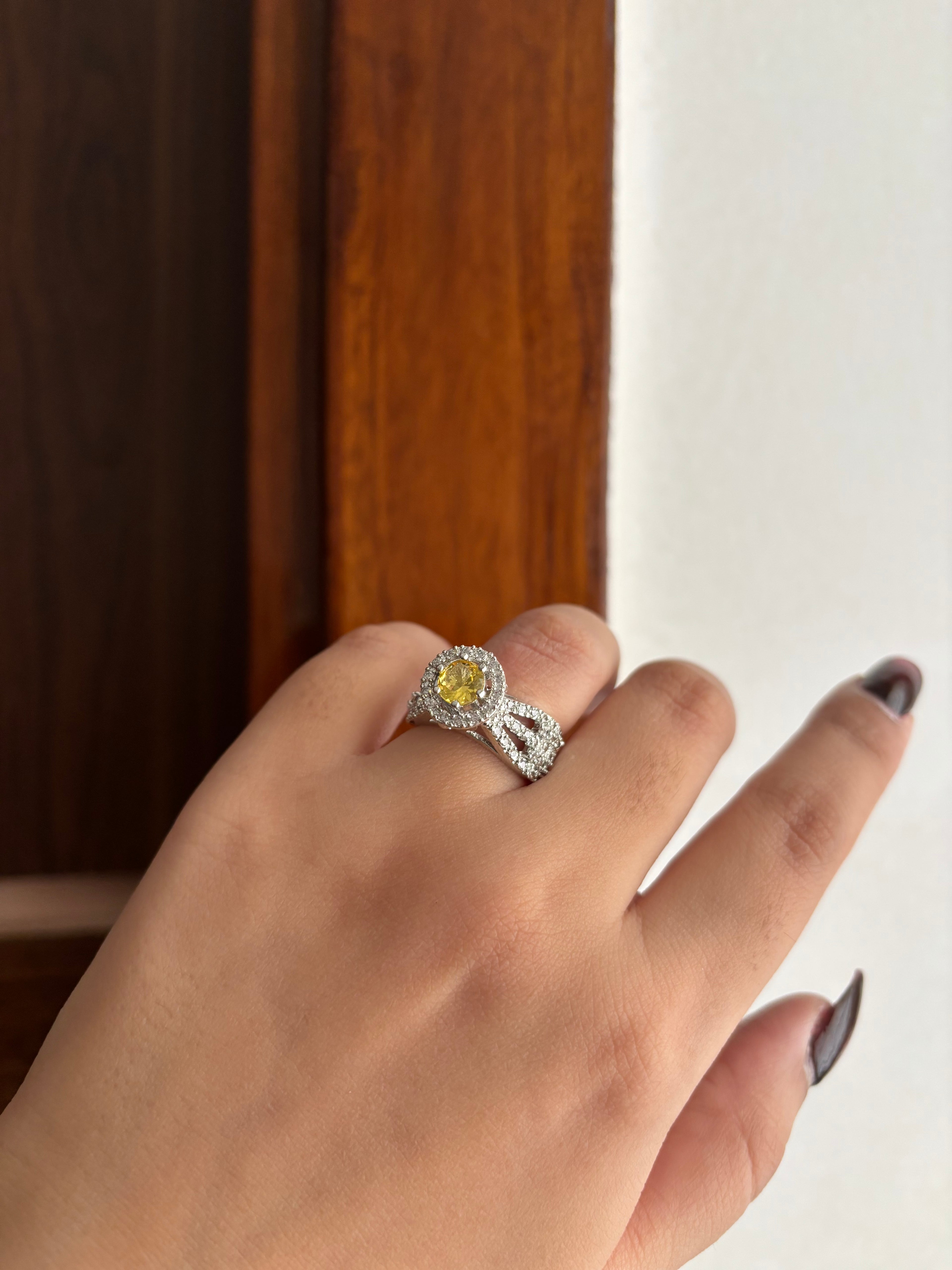 Queen Soilitare Yellow Adjustable Ring