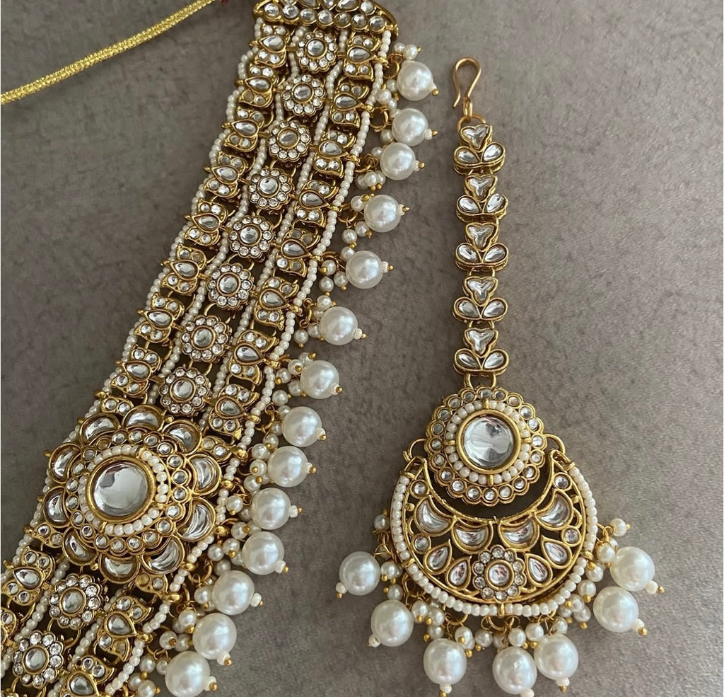 Classy Kundan Choker Set With Mang Tikka & Jhumkas