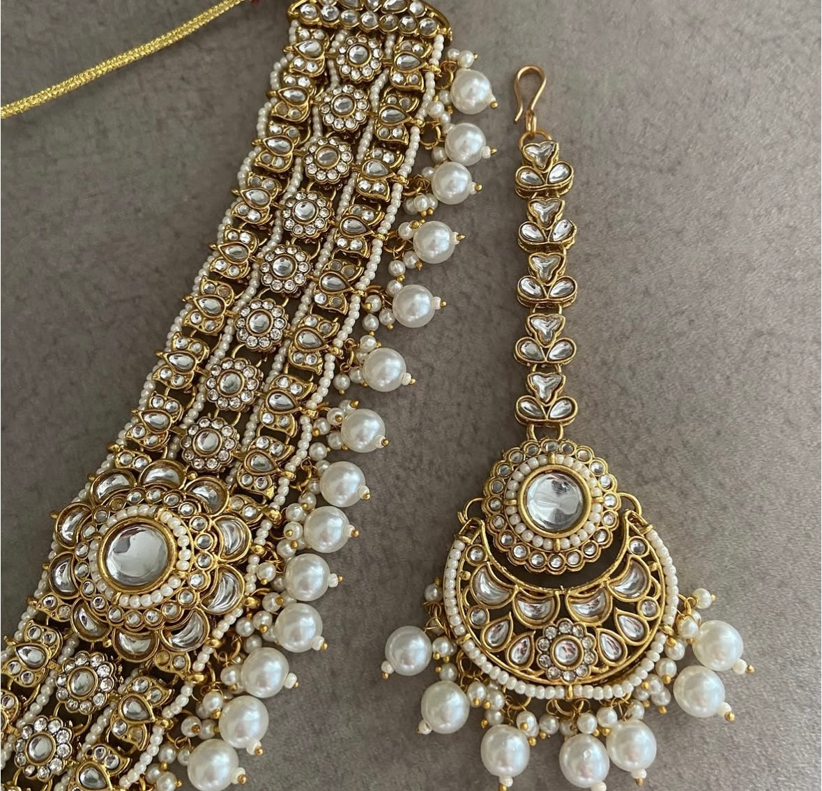 Classy Kundan Choker Set With Mang Tikka & Jhumkas