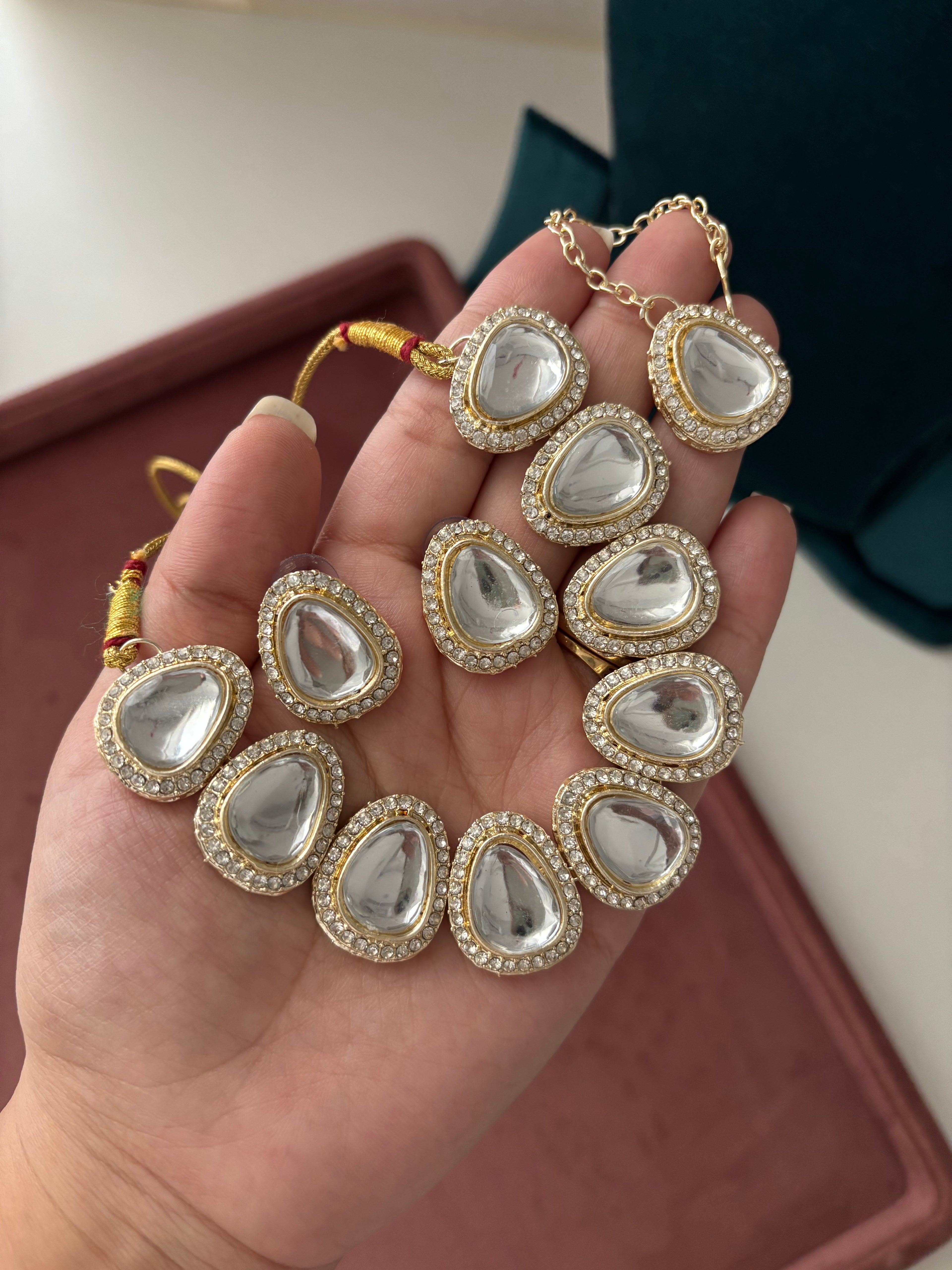 Sleek Necklace With Mang Tikka & Stud
