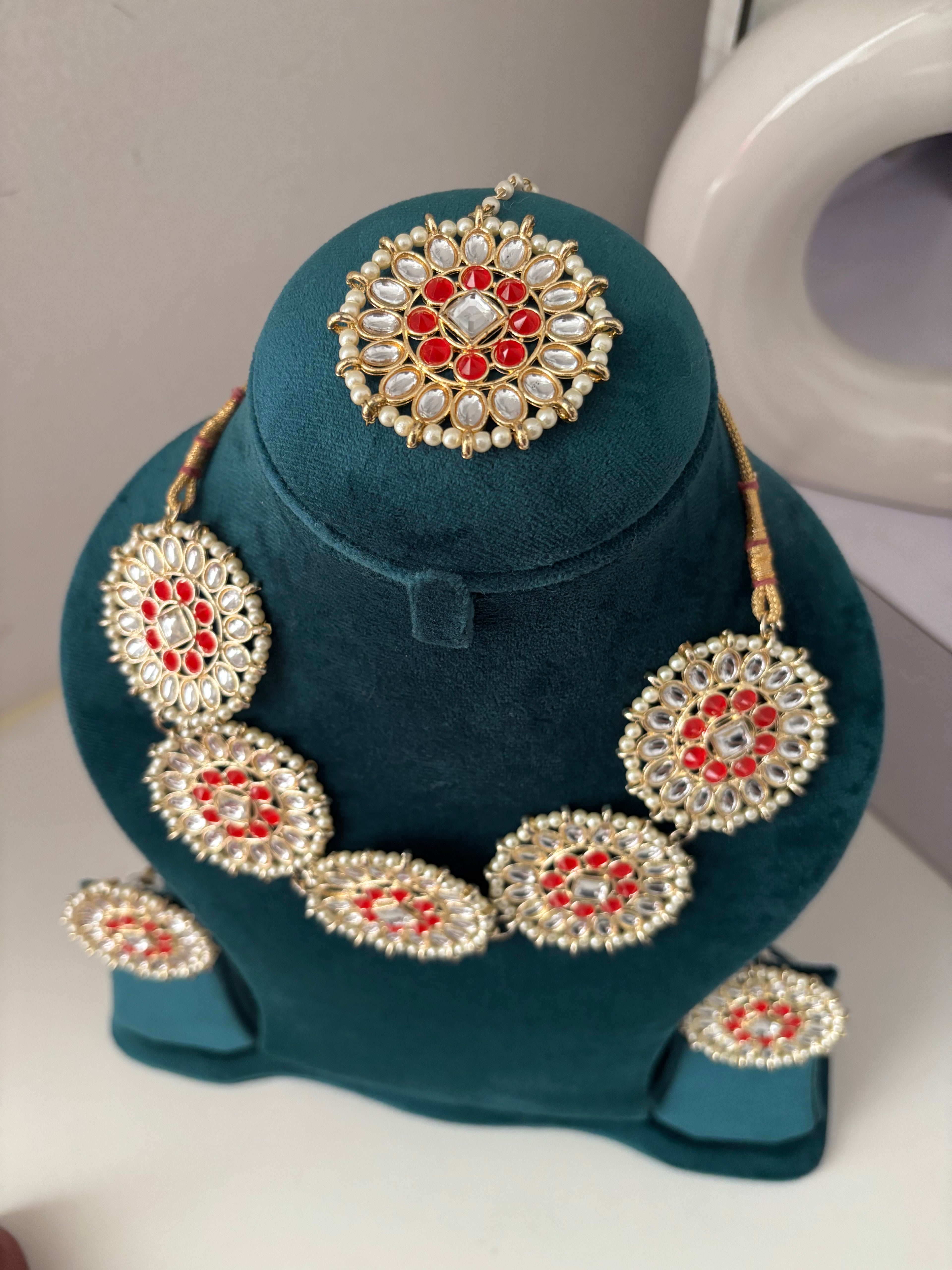 Round Kundan Choker Set With Mang Tikka & Stud (Red)