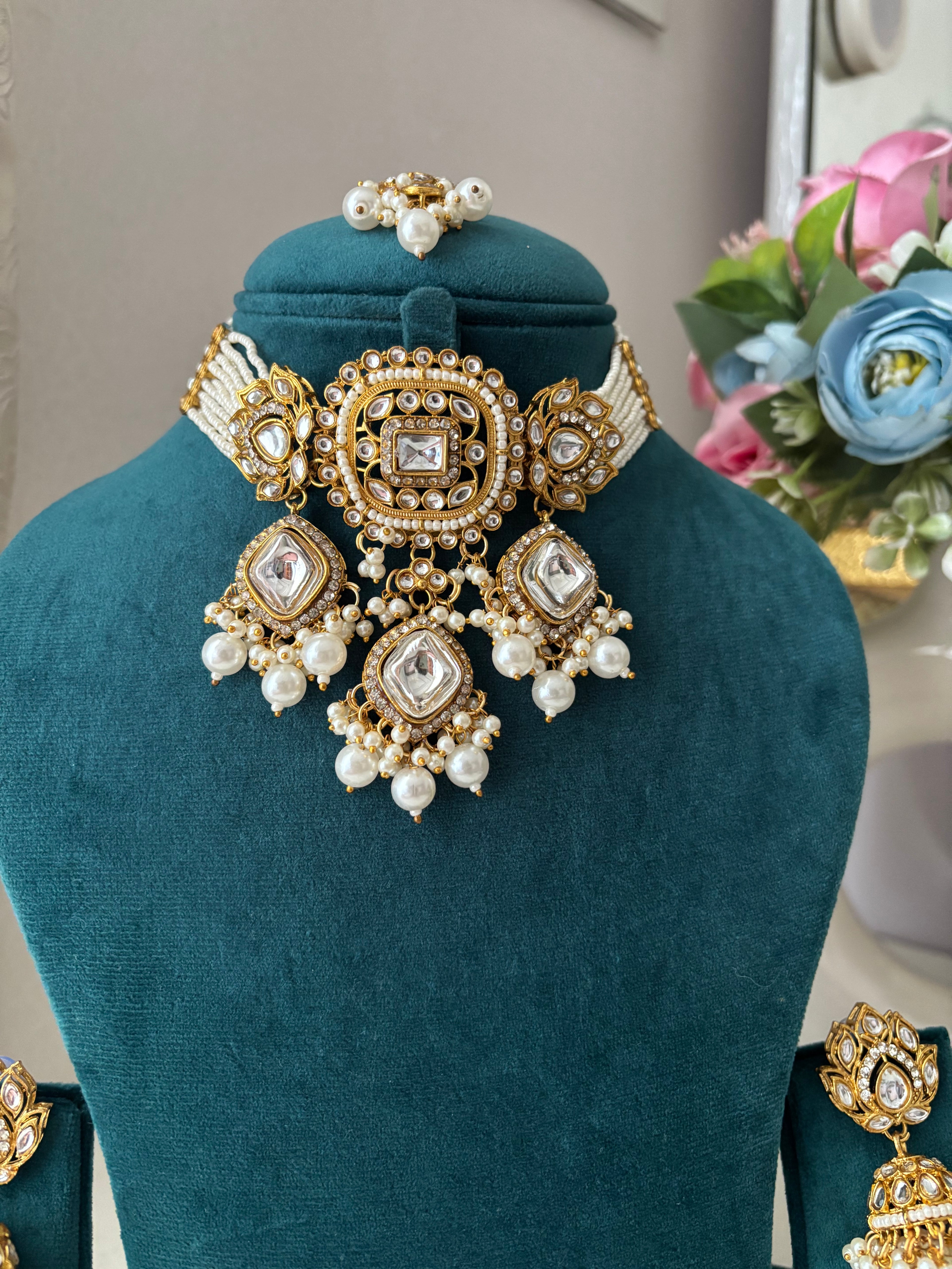 Kundan Choker Set With Mang Tikka & Jhumkas