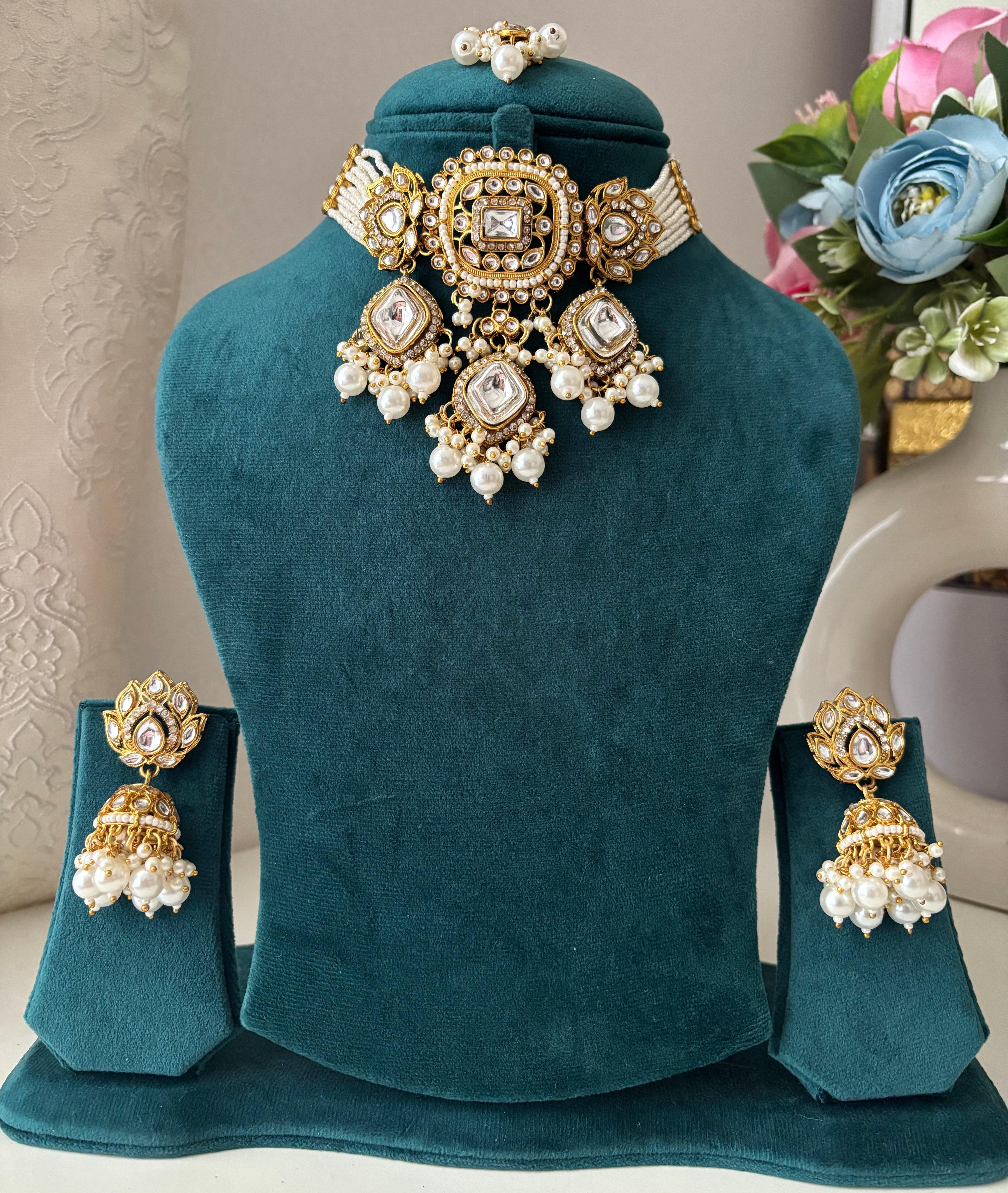 Kundan Choker Set With Mang Tikka & Jhumkas