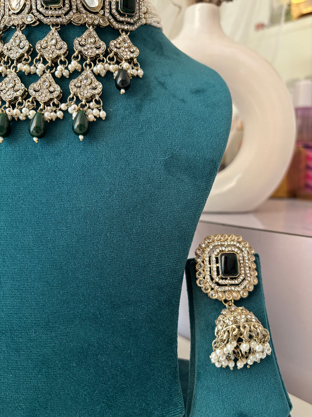 Zoya Layer Necklace With Mang Tikka & Jhumkas (Emerald)