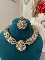 Royal Kundan Hasli Look Necklace With Mang Tikka & Earrings (Pink/Mint)