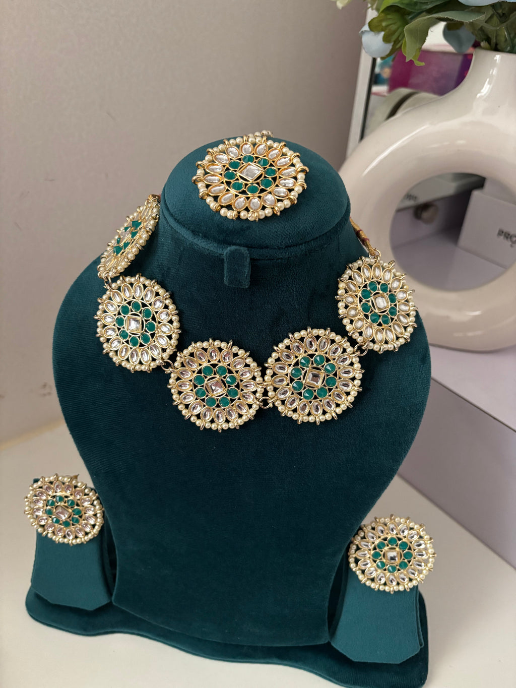 Round Kundan Choker Set With Mang Tikka & Stud (Emerald)