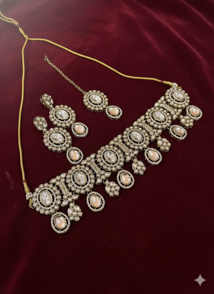 High Quality Designer Bold Choker With Mang Tikka & Earrings