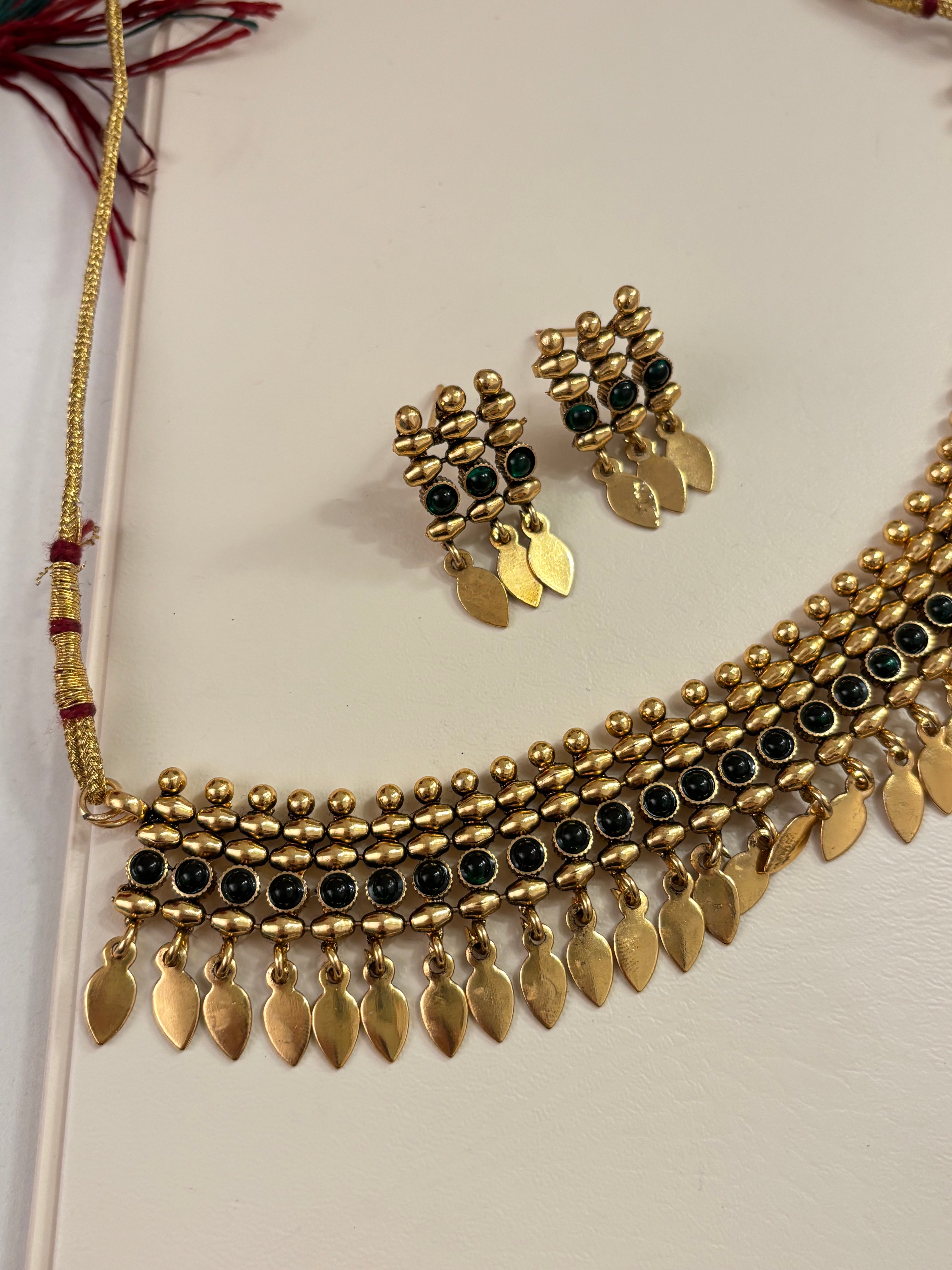 Antique Gold Look Like Necklace With Earrings (Green)