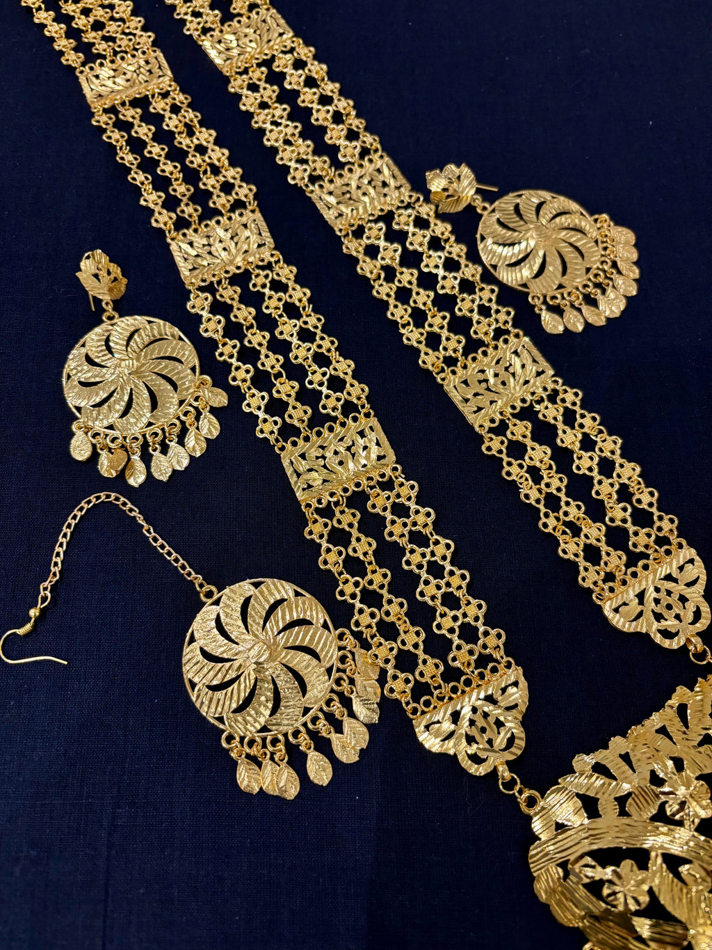 Gold Look Like Long Rani Haar With Mang Tikka & Earrings