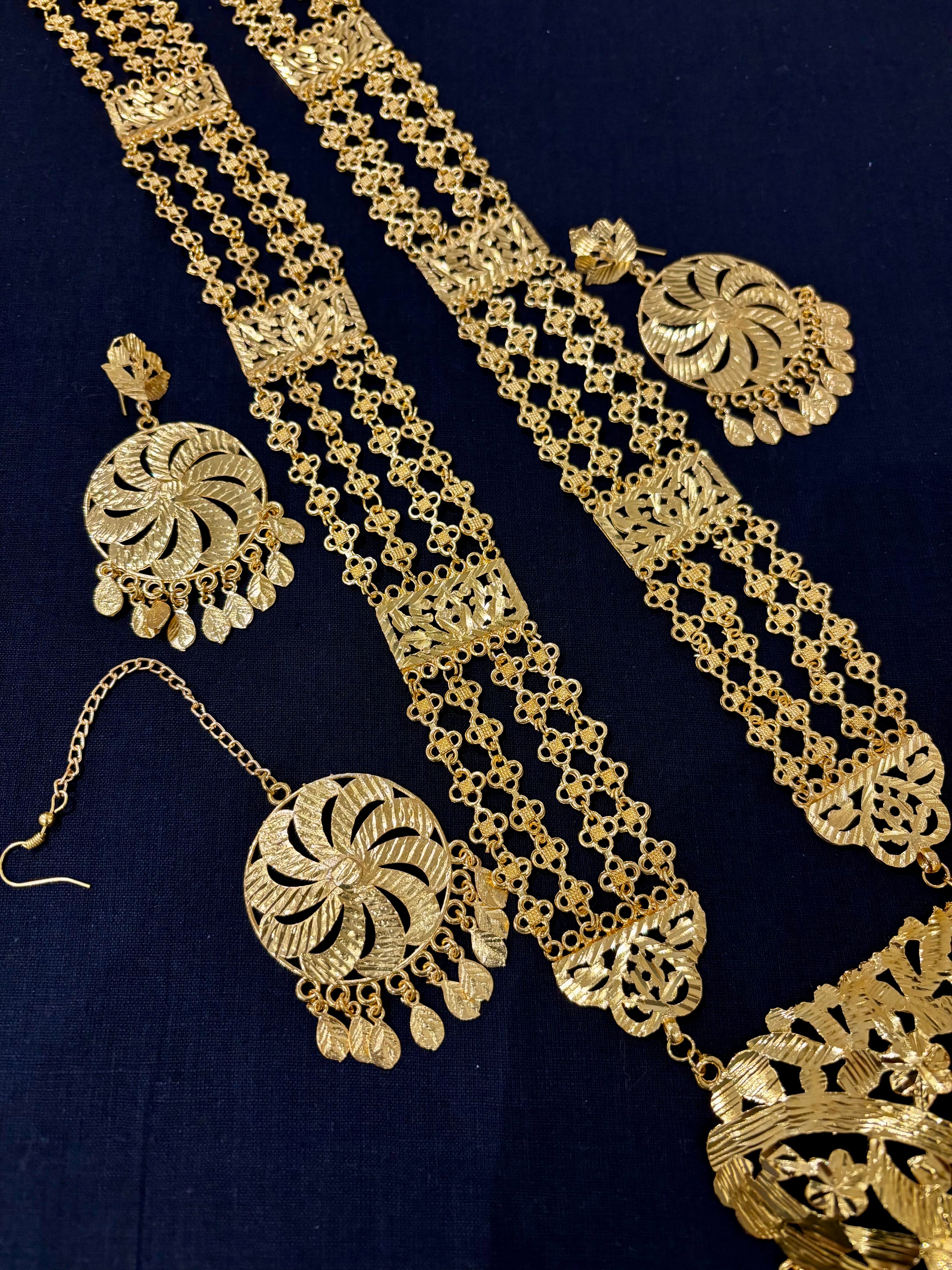 Gold Look Like Long Rani Haar With Mang Tikka & Earrings