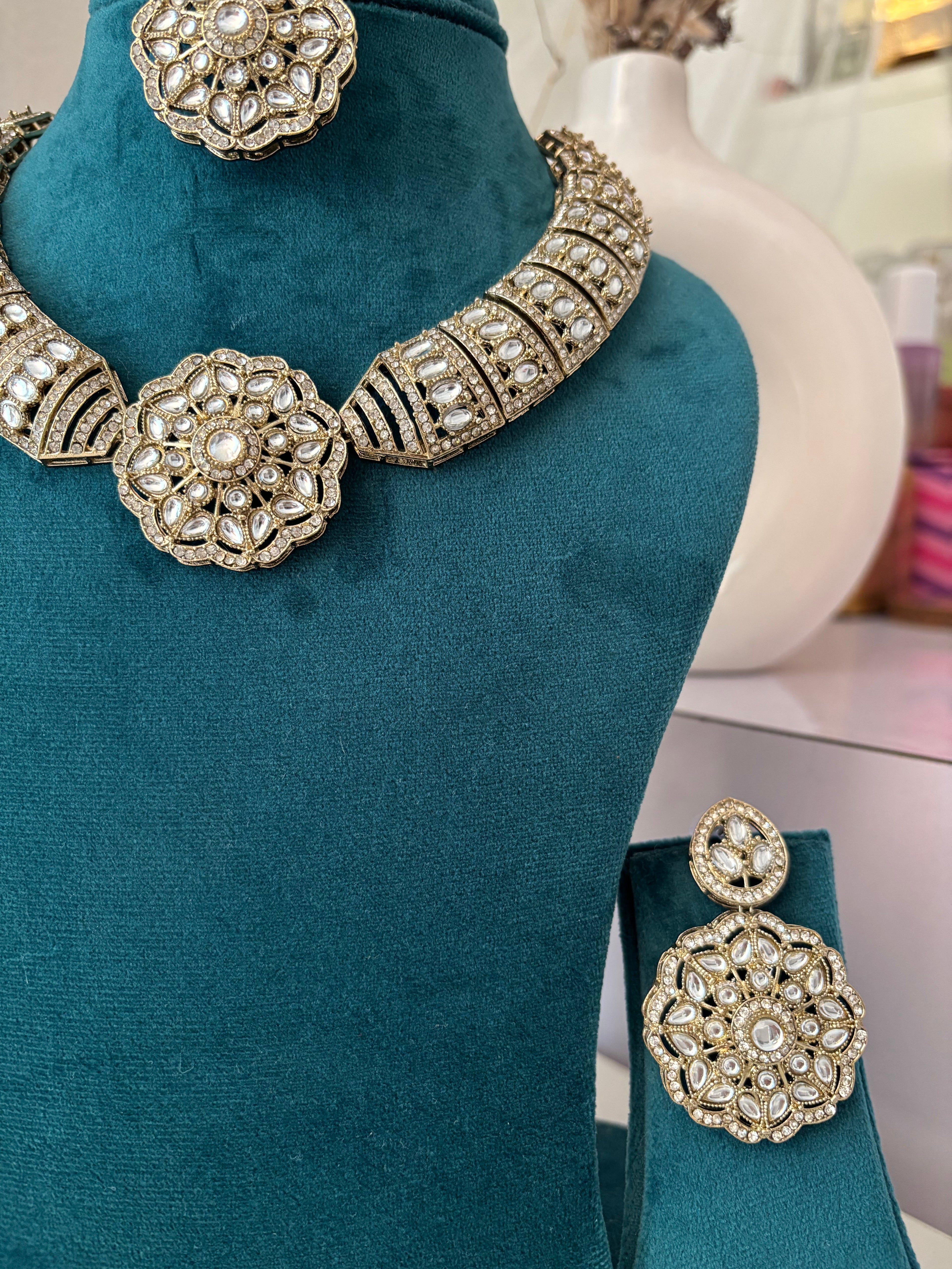 Royal Kundan Hasli Look Necklace With Mang Tikka & Earrings