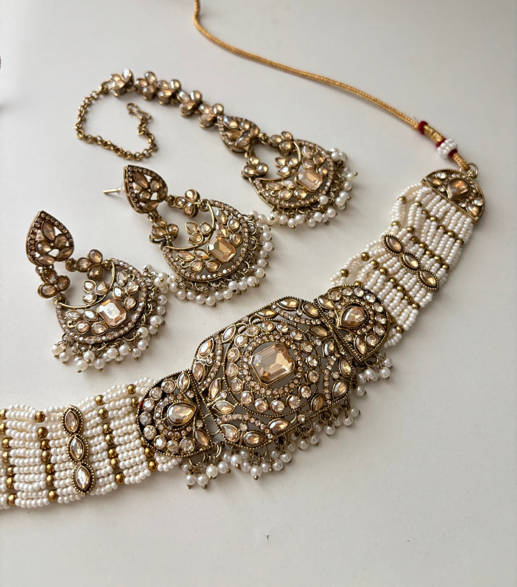 Pankhuri Choker Set With Mang Tikka & Earrings
